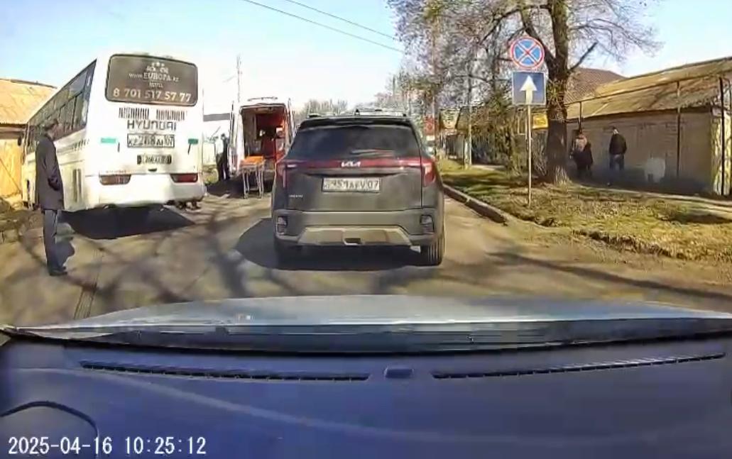 Mazda врезалась в пассажирский автобус в Уральске. Есть пострадавшие